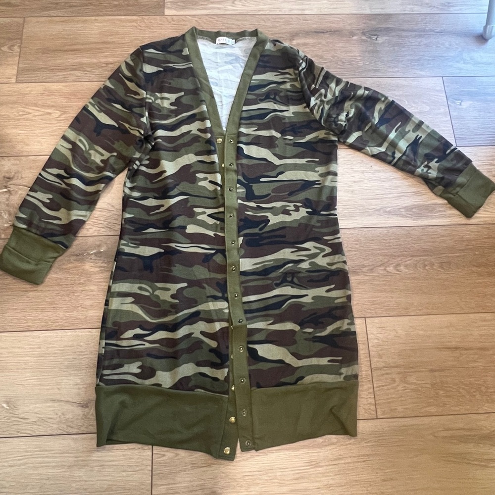 Women’s Large  Camouflage Longline Cardigan with brass colored snaps along front